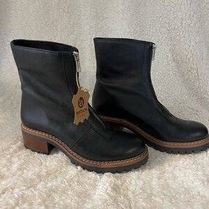 Black Leather Chelsea style boot
Never worn, NWT